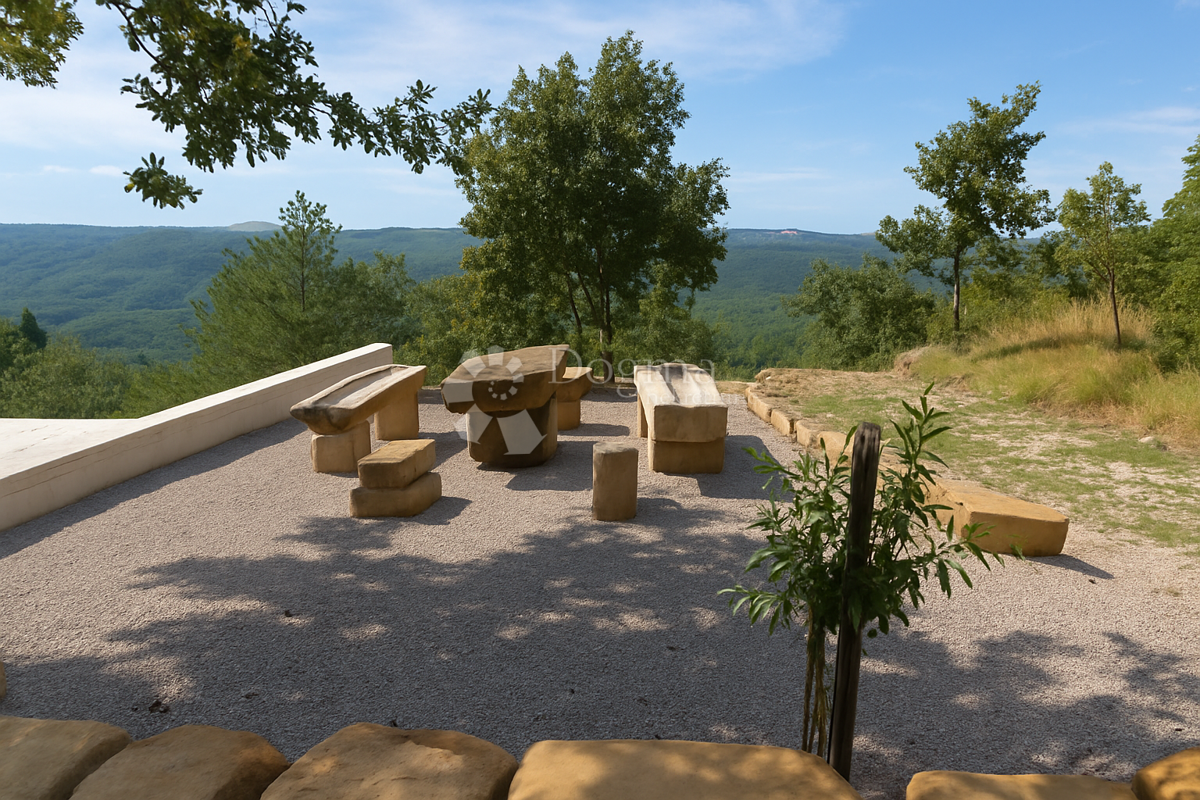 Kmetijsko zemljišče s pogledom na jezero Butonigua