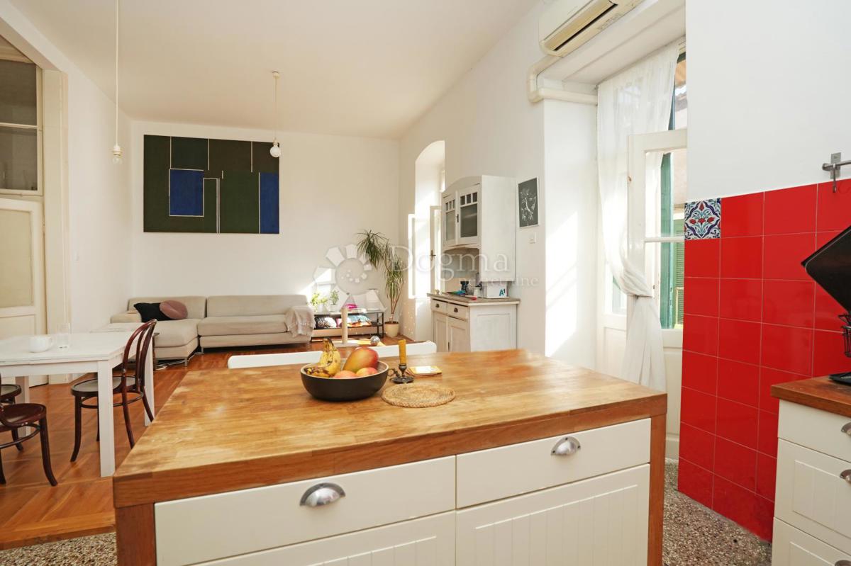 Čudovito stanovanje blizu tržnice s teraso