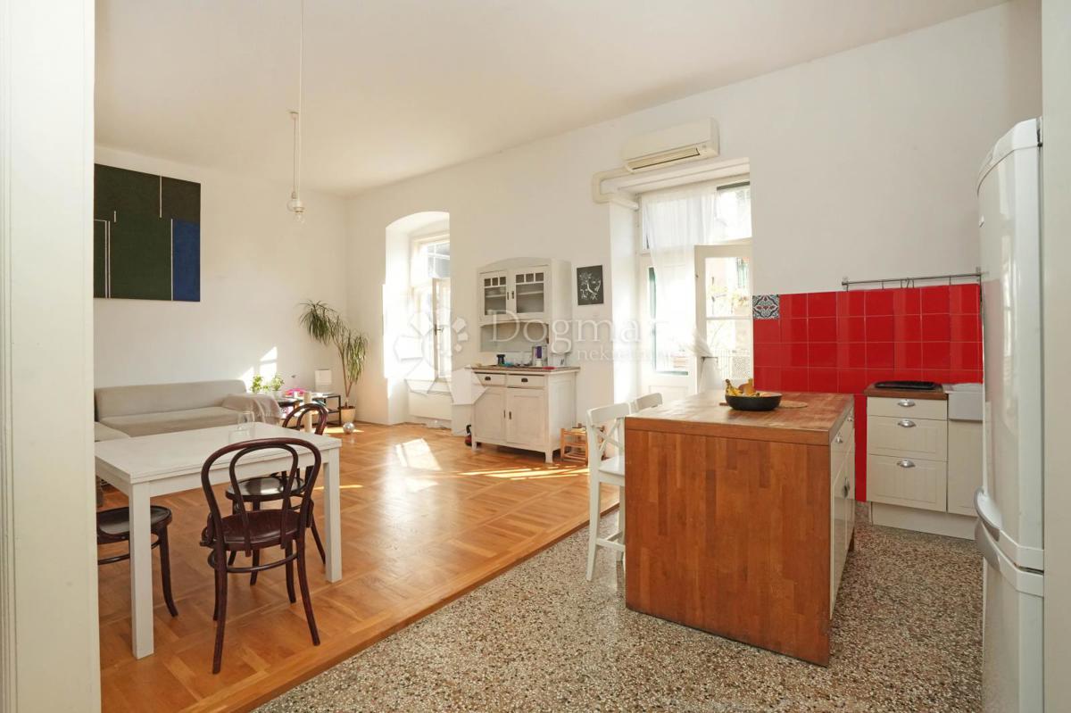 Čudovito stanovanje blizu tržnice s teraso