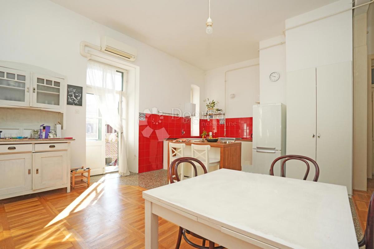 Čudovito stanovanje blizu tržnice s teraso