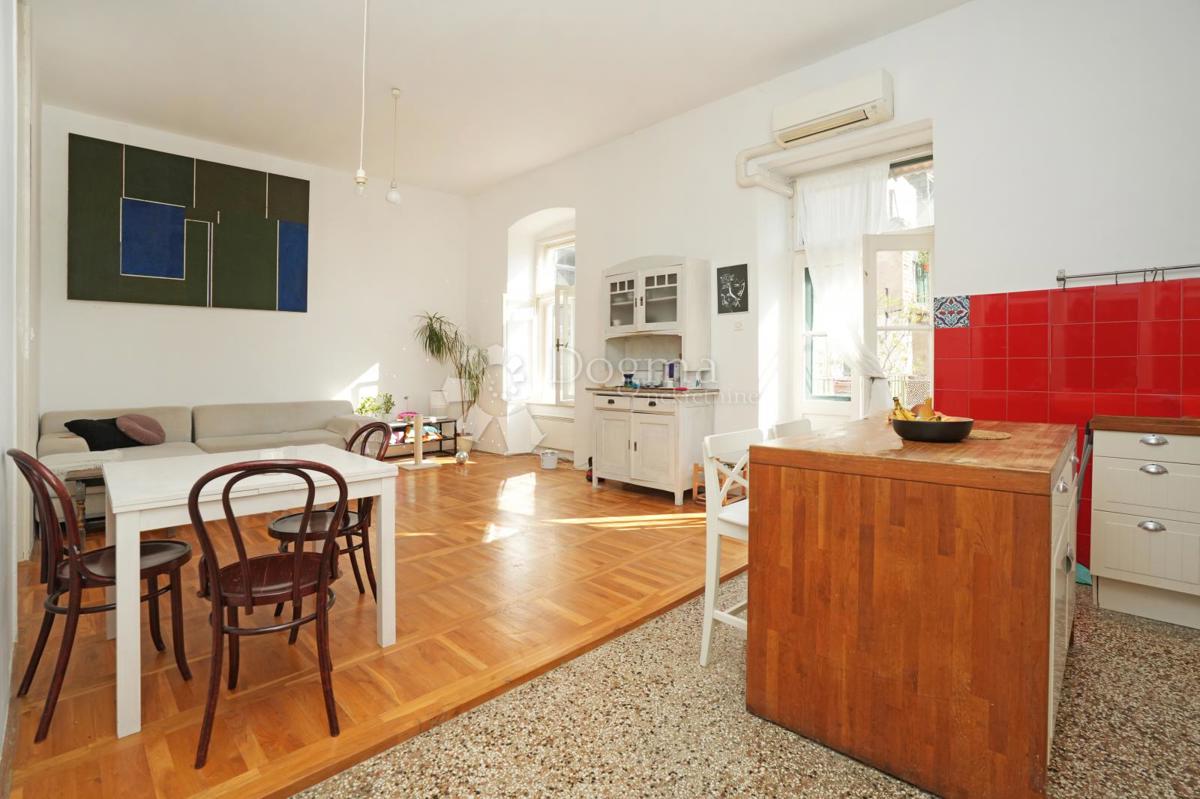 Čudovito stanovanje blizu tržnice s teraso