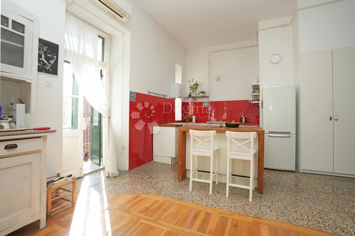 Čudovito stanovanje blizu tržnice s teraso