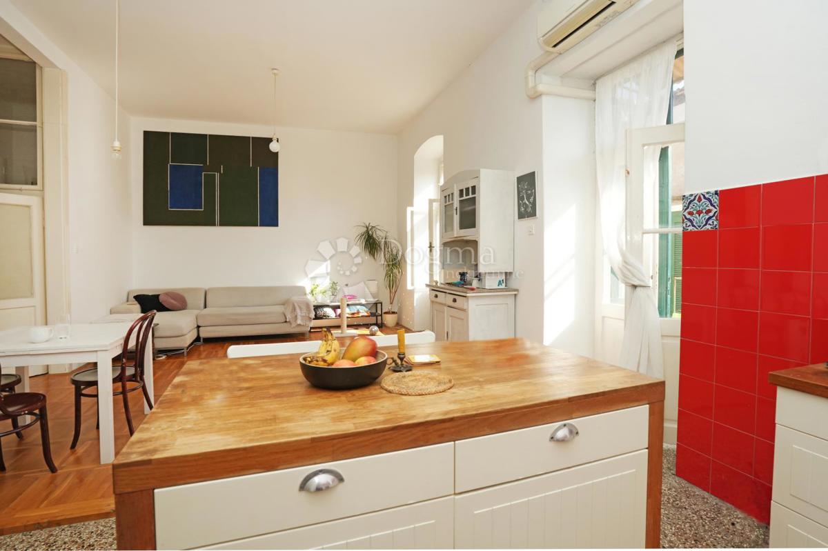 Čudovito stanovanje blizu tržnice s teraso