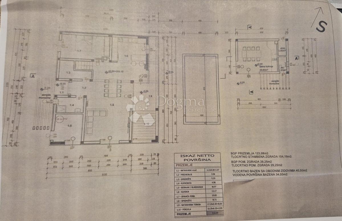 Stavbno zemljišče z gradbenim dovoljenjem za gradnjo družinske hiše z gospodarskim poslopjem in bazenom