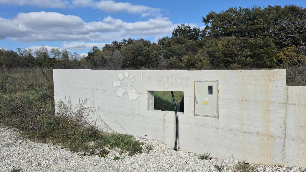 Stavbno zemljišče z gradbenim dovoljenjem za gradnjo družinske hiše z gospodarskim poslopjem in bazenom