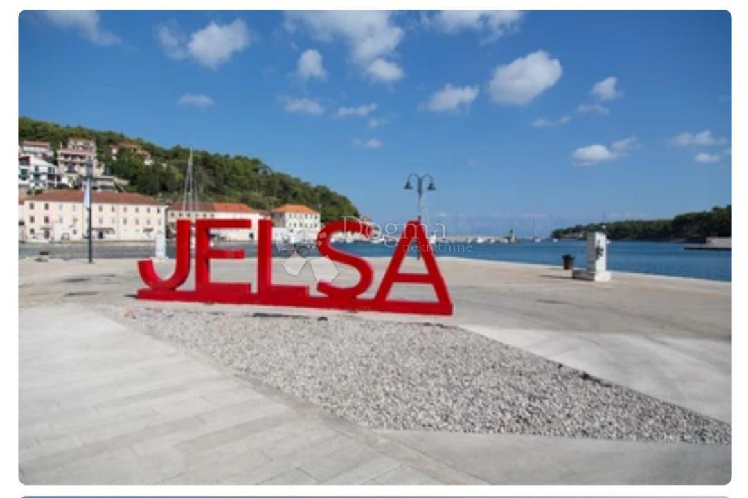 Zazidljivo zemljišče Jelsa, 1.900m2