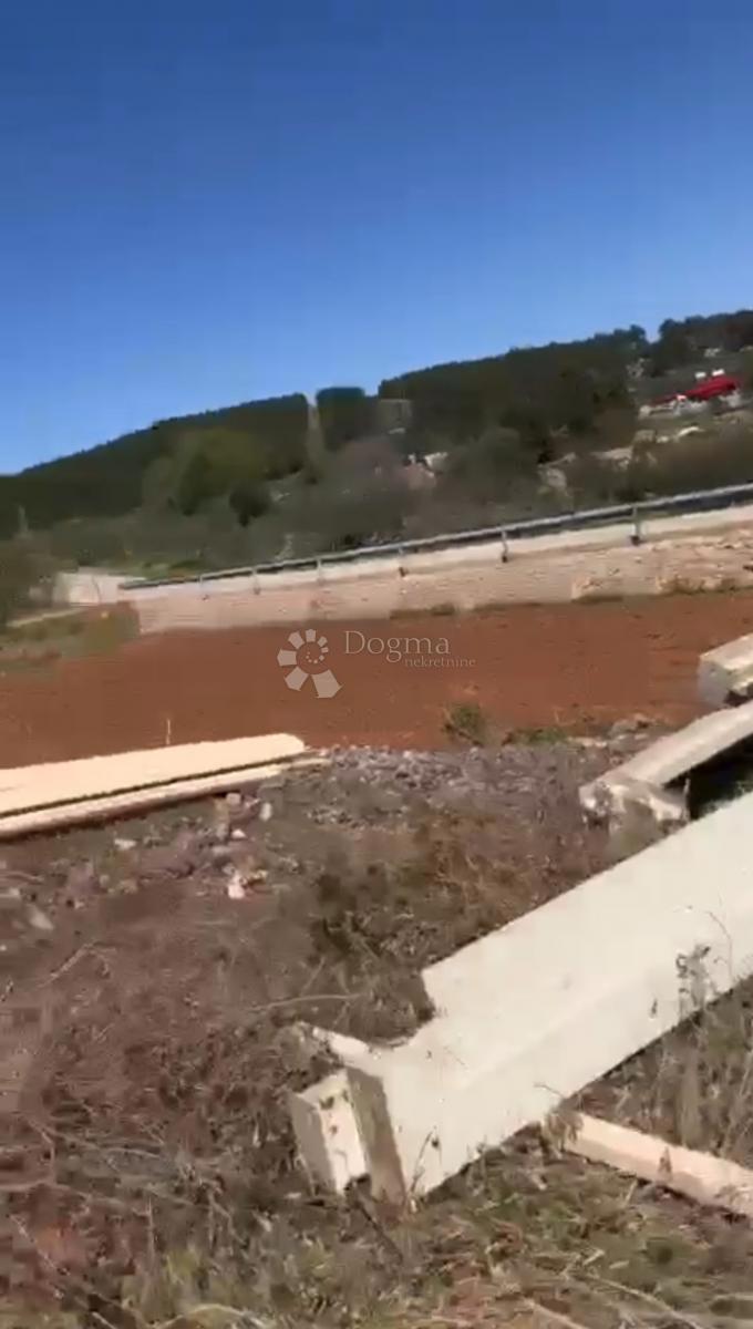 Zazidljivo zemljišče Jelsa, 1.900m2