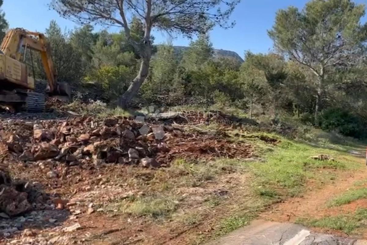 Zazidljivo zemljišče Jelsa, 1.900m2