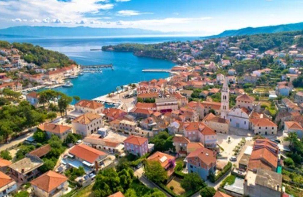 Zazidljivo zemljišče Jelsa, 1.900m2