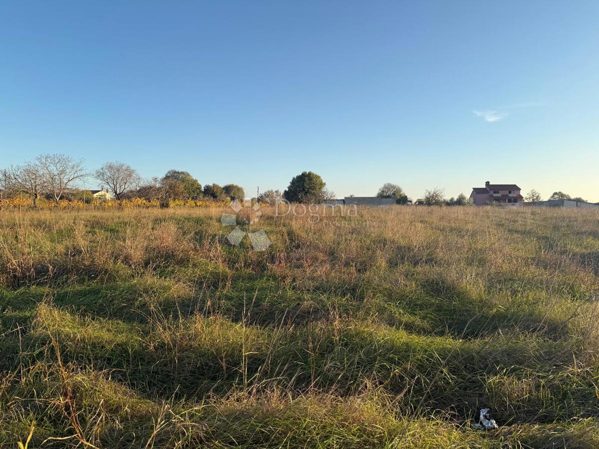 Zazidljivo zemljišče Svetvinčenat, 858m2