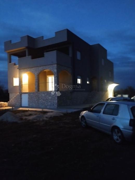 Hiša Donje Biljane, Benkovac, 350m2