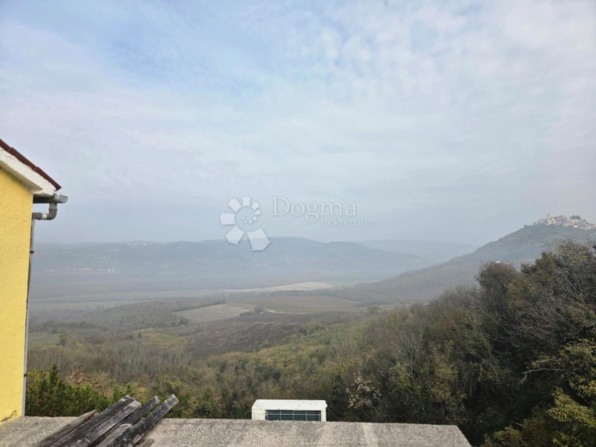 HIŠA Z ČUDOVITIM RAZGLEDOM NA MOTOVUN