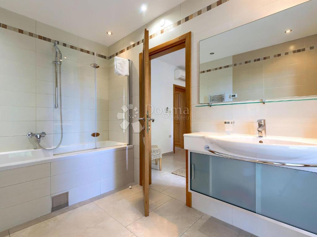 Vila s panoramskim razgledom na Istro