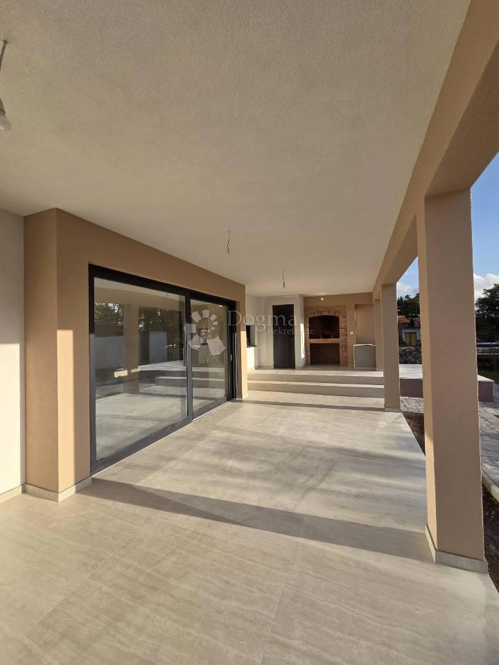 Briševo moderna enonadstropna hiša z velikim vrtom