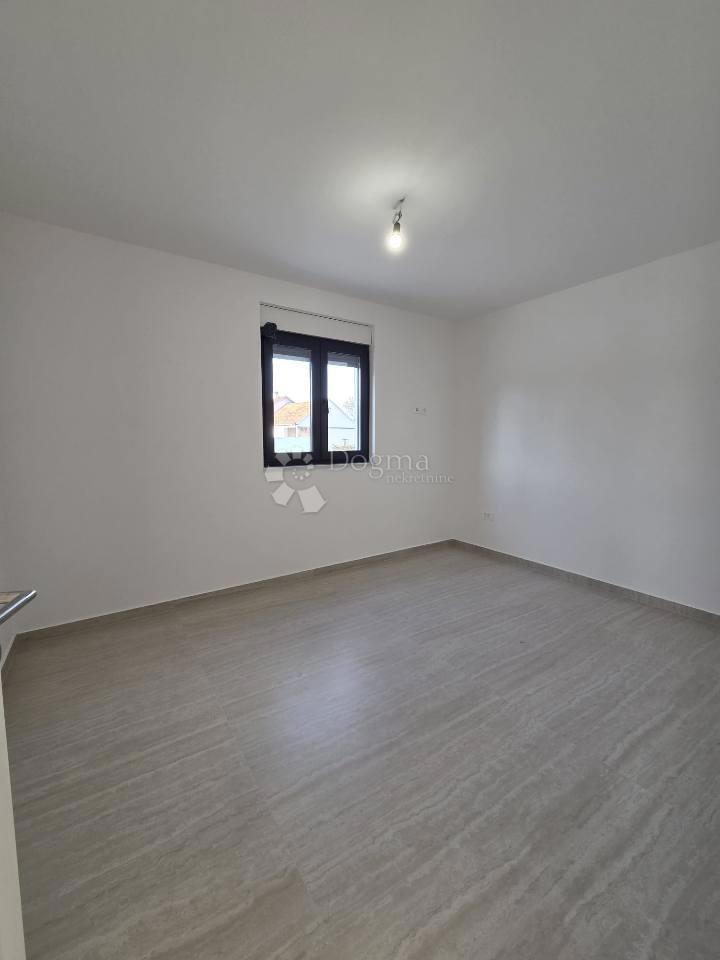 Briševo moderna enonadstropna hiša z velikim vrtom