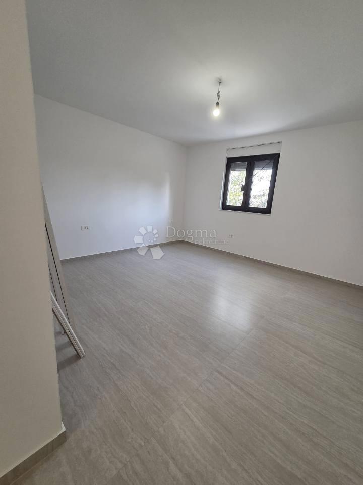 Briševo moderna enonadstropna hiša z velikim vrtom