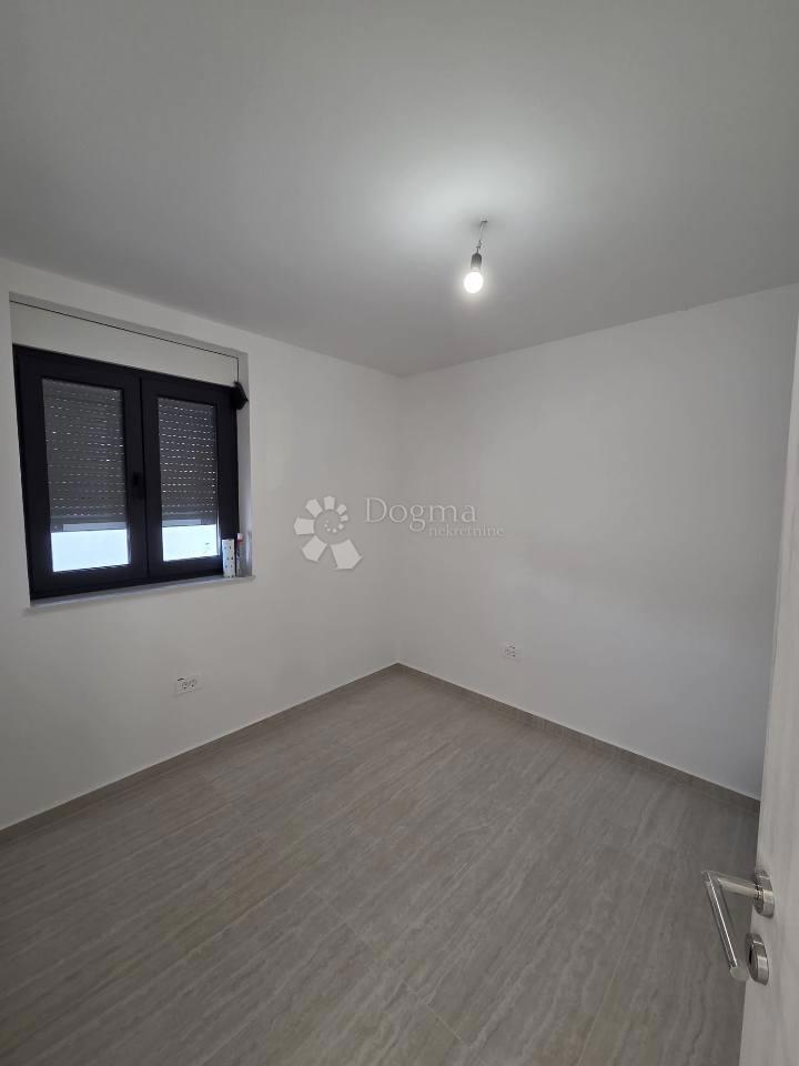 Briševo moderna enonadstropna hiša z velikim vrtom