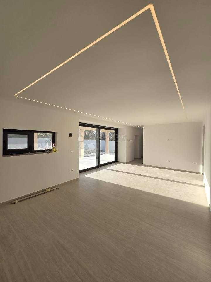 Briševo moderna enonadstropna hiša z velikim vrtom