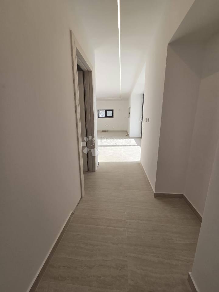 Briševo moderna enonadstropna hiša z velikim vrtom