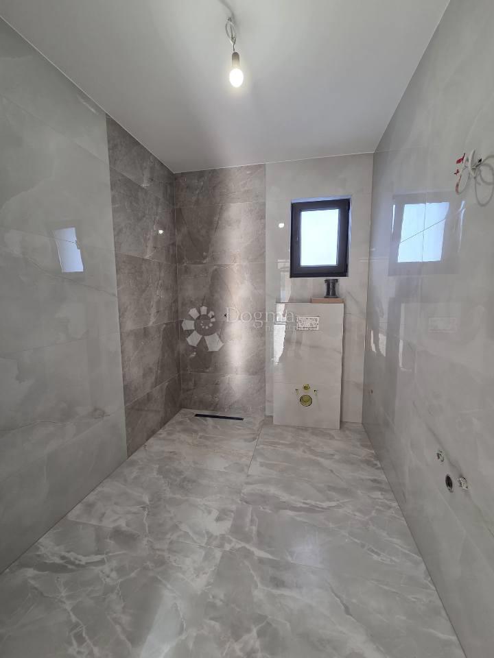 Briševo moderna enonadstropna hiša z velikim vrtom