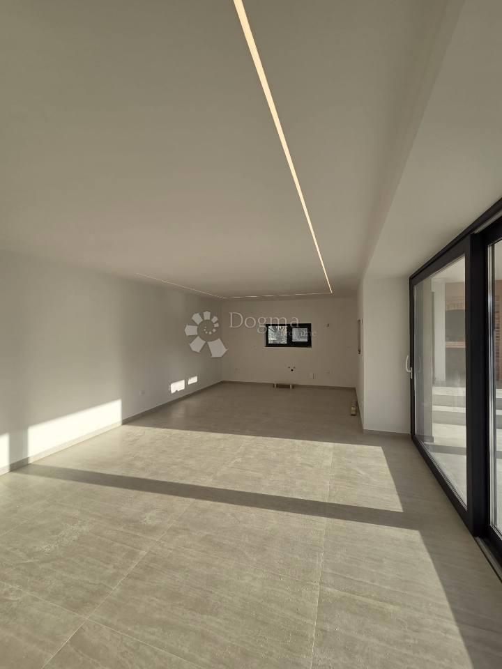 Briševo moderna enonadstropna hiša z velikim vrtom