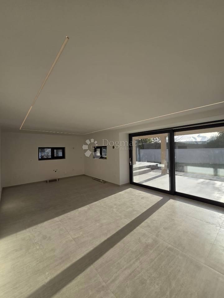 Briševo moderna enonadstropna hiša z velikim vrtom