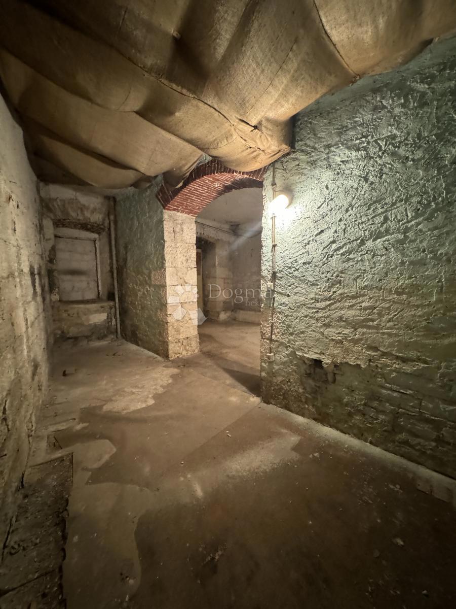 Poslovni prostor Centar, Pula, 141,50m2