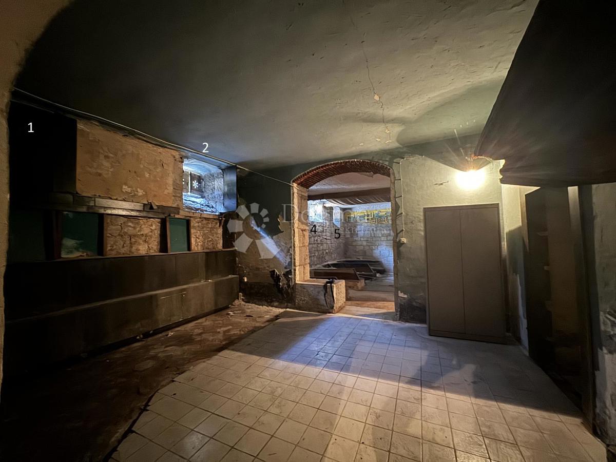 Poslovni prostor Centar, Pula, 141,50m2