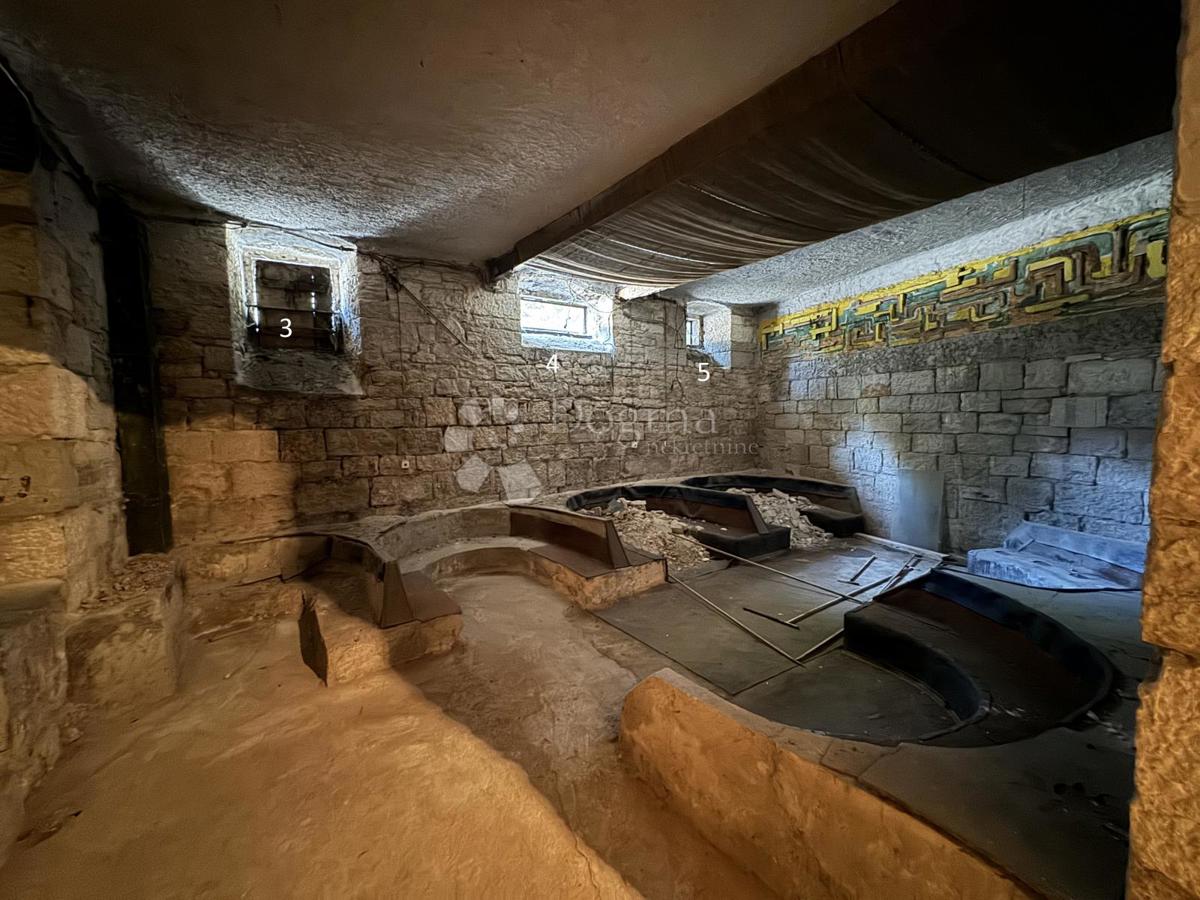 Poslovni prostor Centar, Pula, 141,50m2