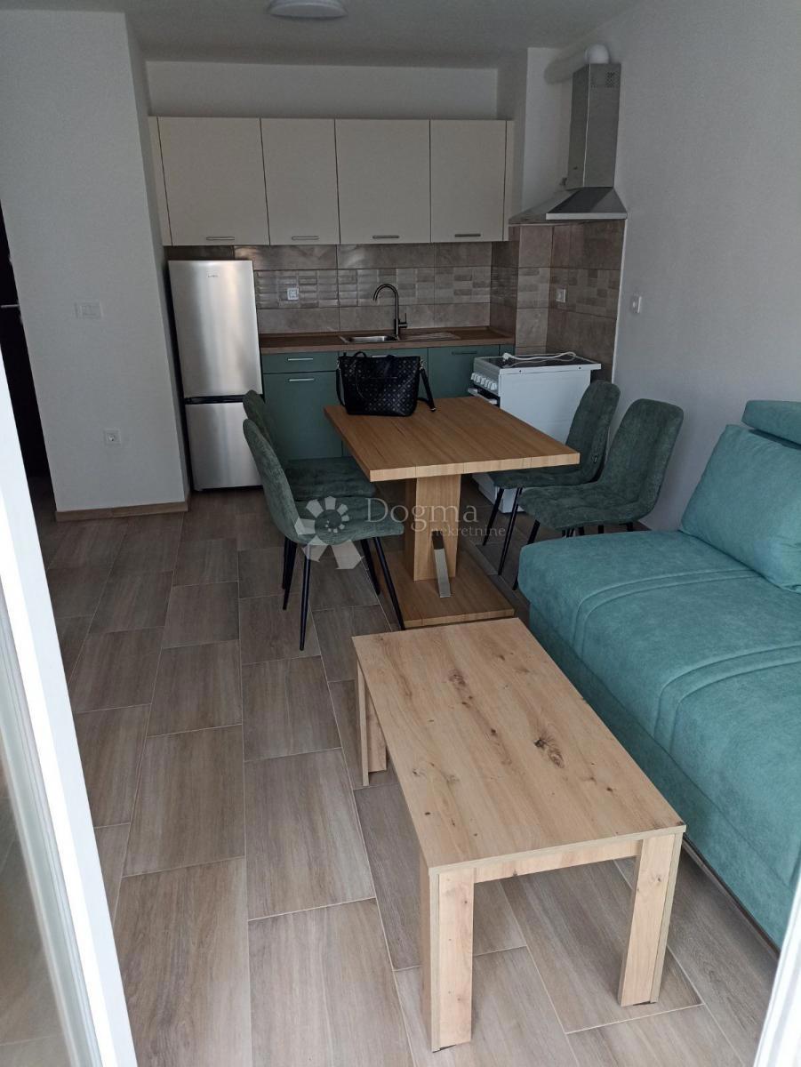 NOVO OPREMLJENO STANOVANJE S TERASO, DVIGALO, PARKIRIŠČEM 42M2