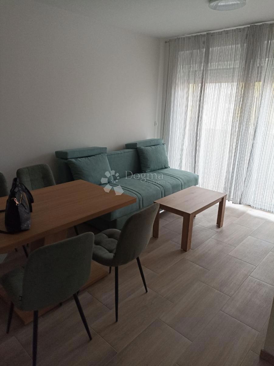 NOVO OPREMLJENO STANOVANJE S TERASO, DVIGALO, PARKIRIŠČEM 42M2