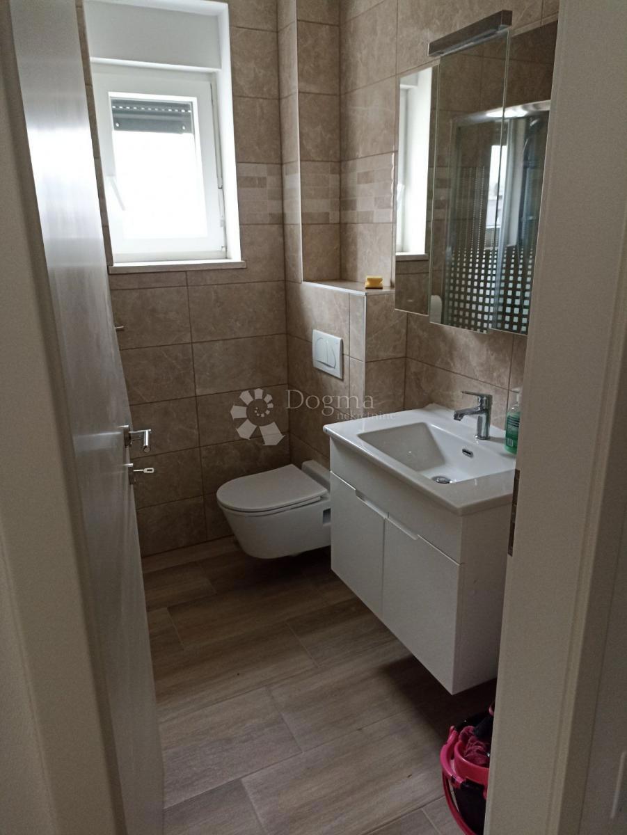 NOVO OPREMLJENO STANOVANJE S TERASO, DVIGALO, PARKIRIŠČEM 42M2