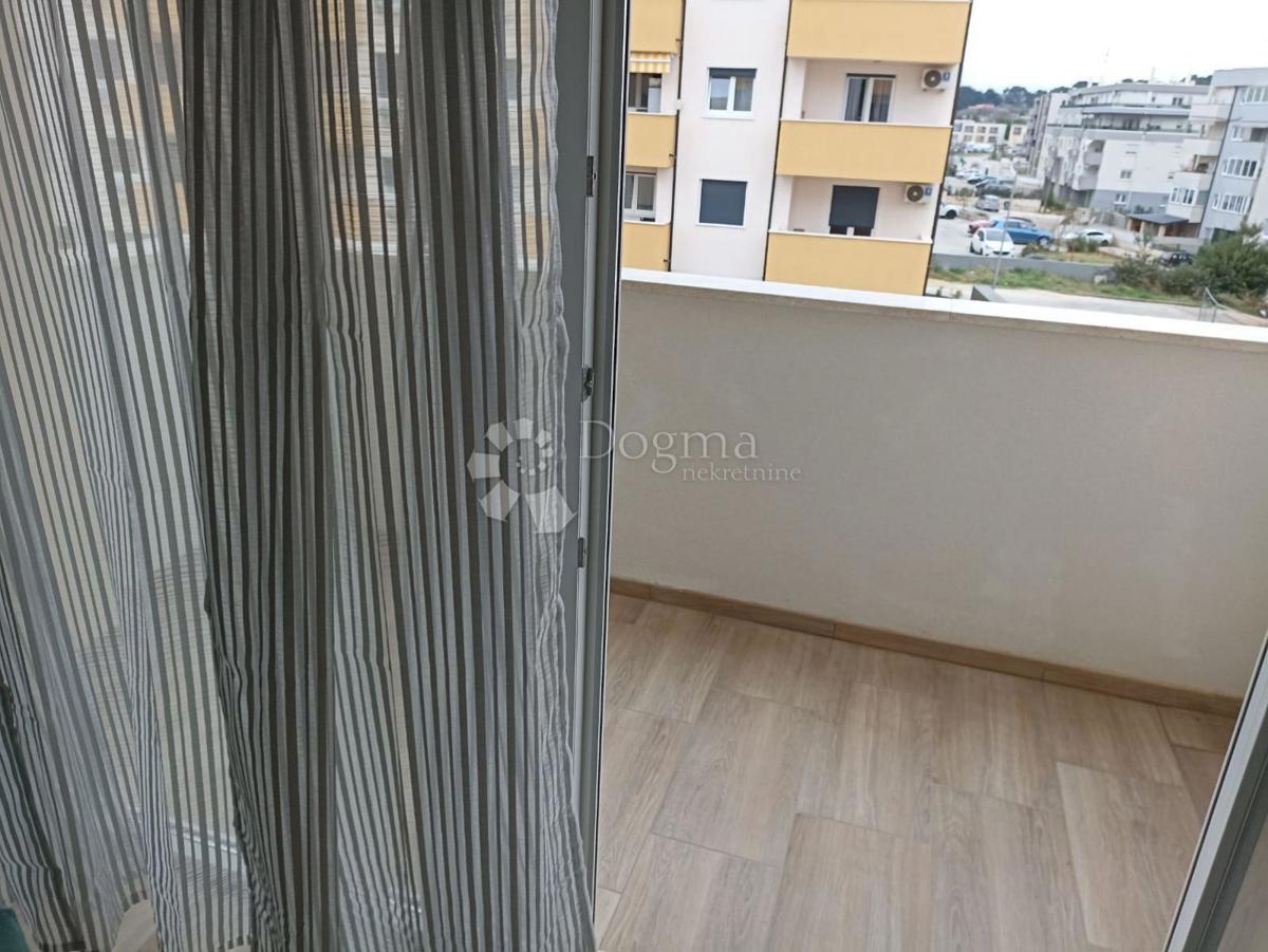 NOVO OPREMLJENO STANOVANJE S TERASO, DVIGALO, PARKIRIŠČEM 42M2