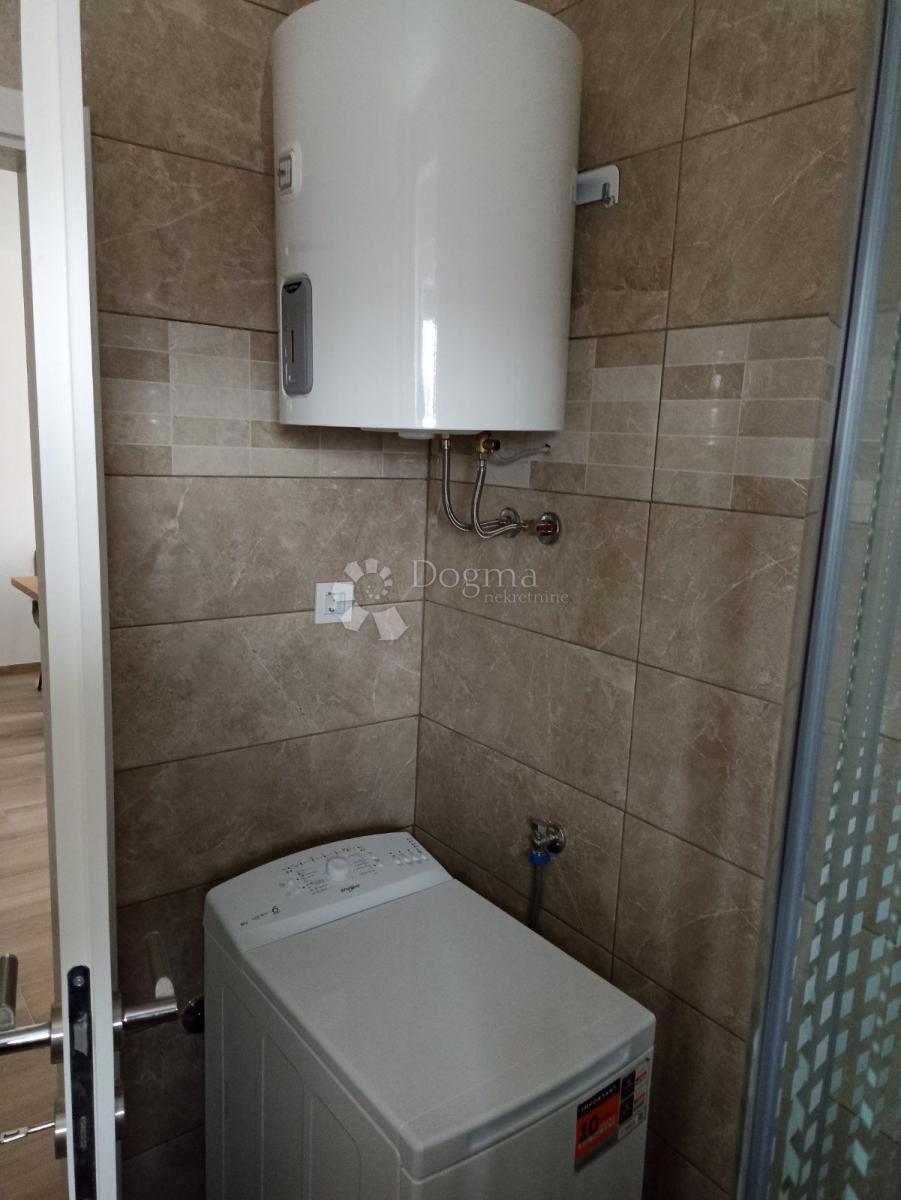 NOVO OPREMLJENO STANOVANJE S TERASO, DVIGALO, PARKIRIŠČEM 42M2