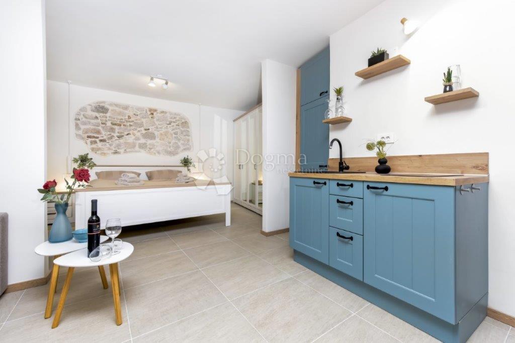 Enosobno stanovanje v središču Rovinja, pravljičnega starega mestnega jedra