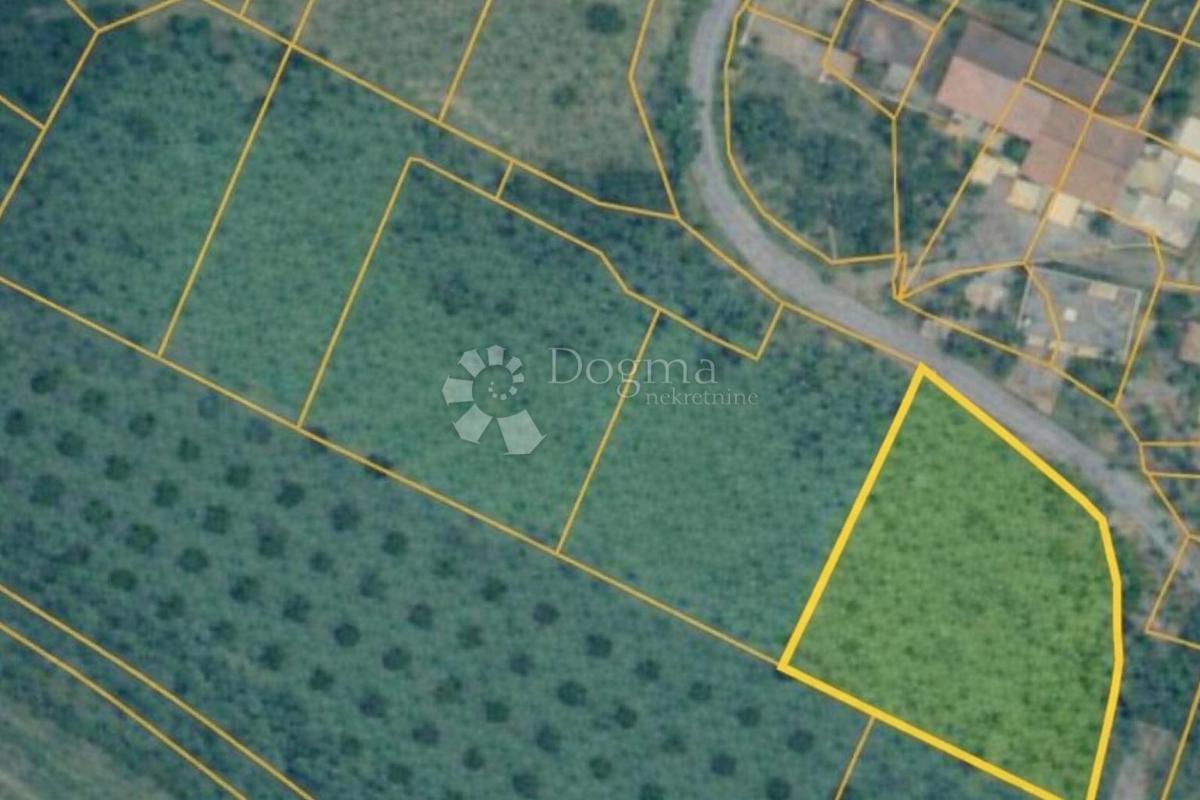 Zazidljivo zemljišče Sutivanac, Barban, 1.045m2