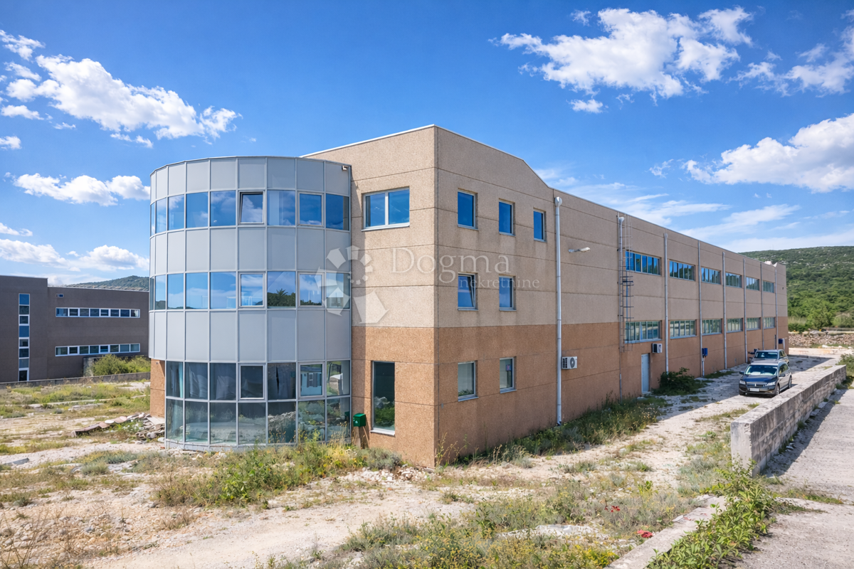 Poslovni prostor Donji Muć, Muć, 4.393m2