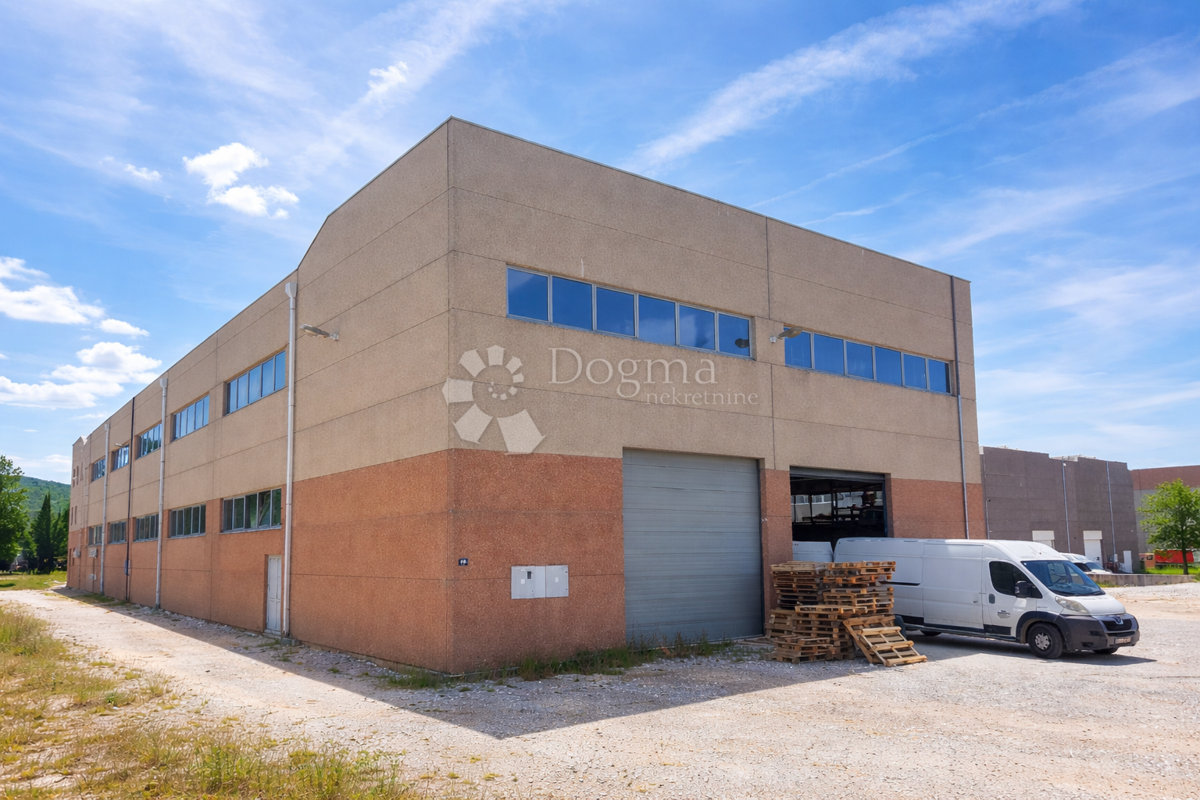 Poslovni prostor Donji Muć, Muć, 4.393m2