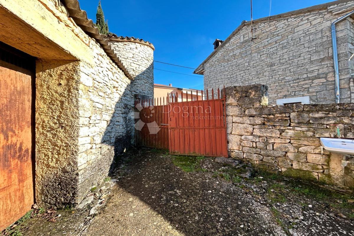 KANFANAR – kamnita hiša s čudovitim sončnim vrtom