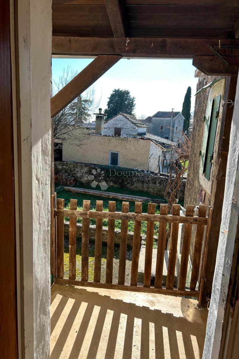 KANFANAR – kamnita hiša s čudovitim sončnim vrtom