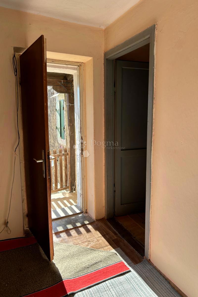 KANFANAR – kamnita hiša s čudovitim sončnim vrtom