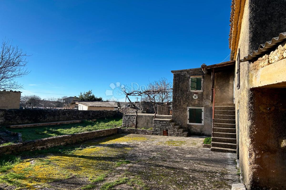 KANFANAR – kamnita hiša s čudovitim sončnim vrtom