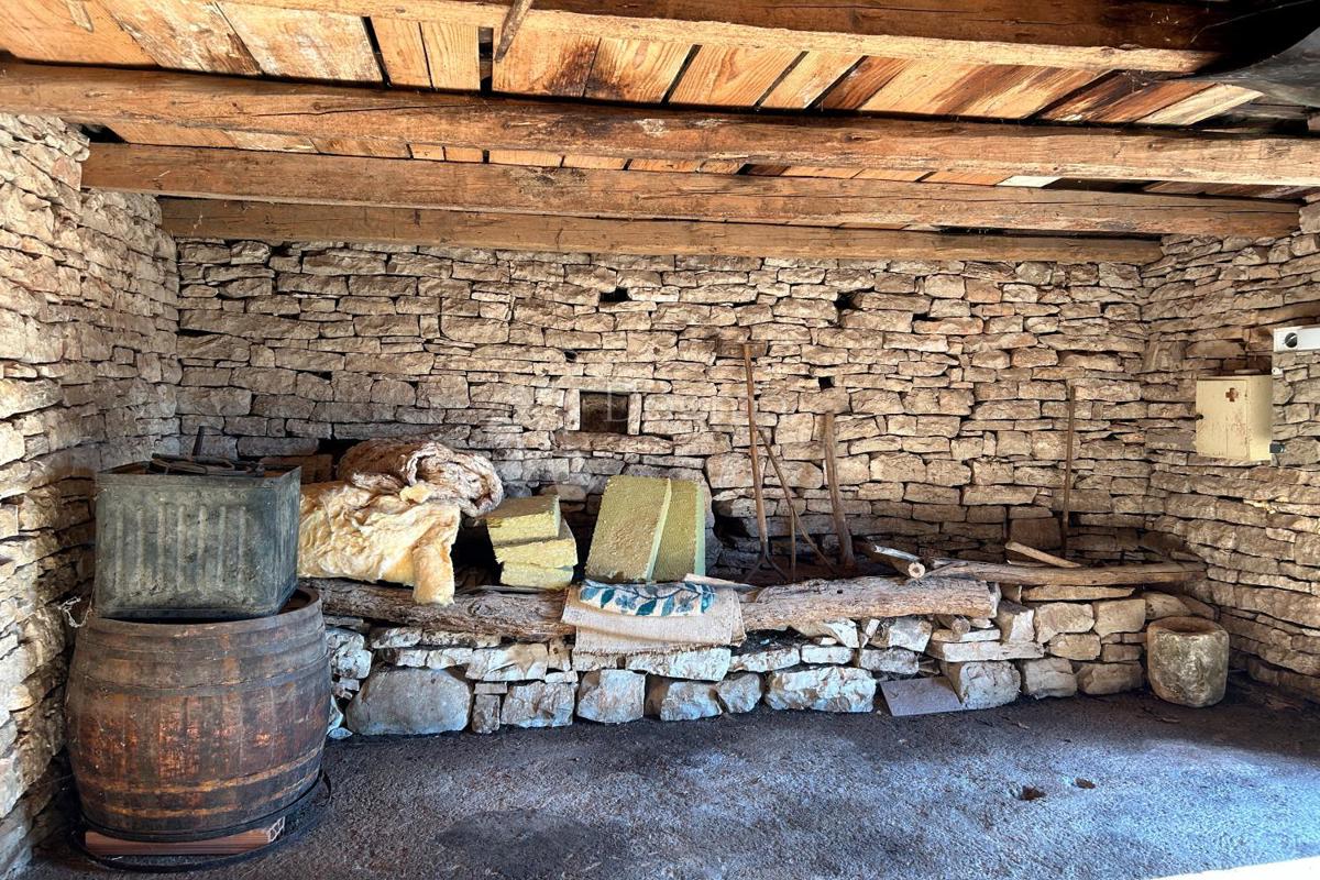 KANFANAR – kamnita hiša s čudovitim sončnim vrtom