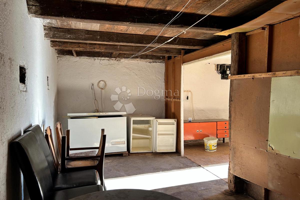 KANFANAR – kamnita hiša s čudovitim sončnim vrtom