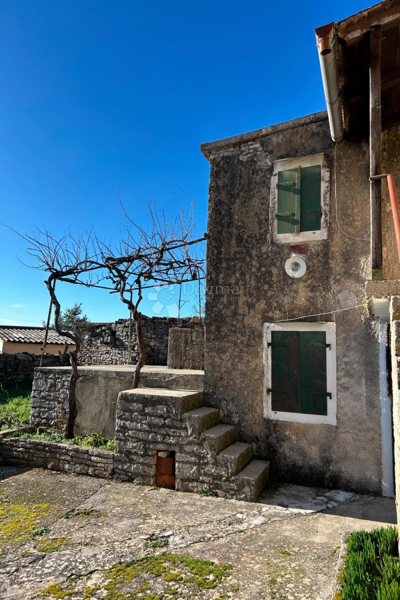 KANFANAR – kamnita hiša s čudovitim sončnim vrtom