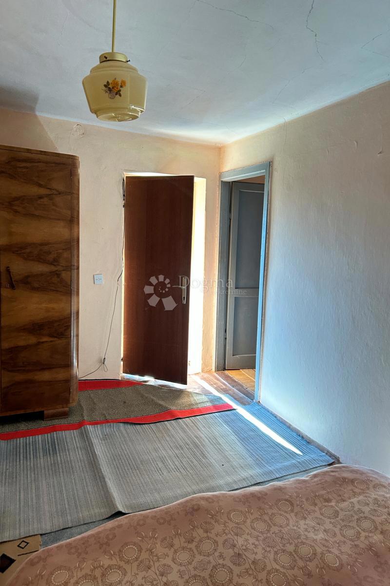 KANFANAR – kamnita hiša s čudovitim sončnim vrtom