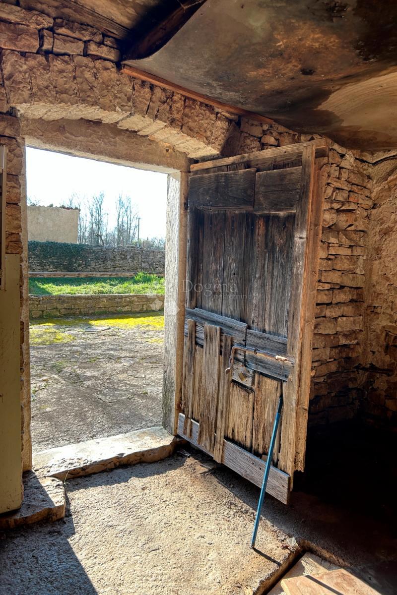 KANFANAR – kamnita hiša s čudovitim sončnim vrtom