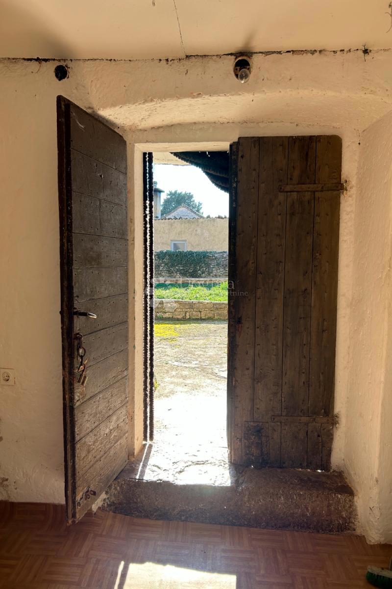 KANFANAR – kamnita hiša s čudovitim sončnim vrtom