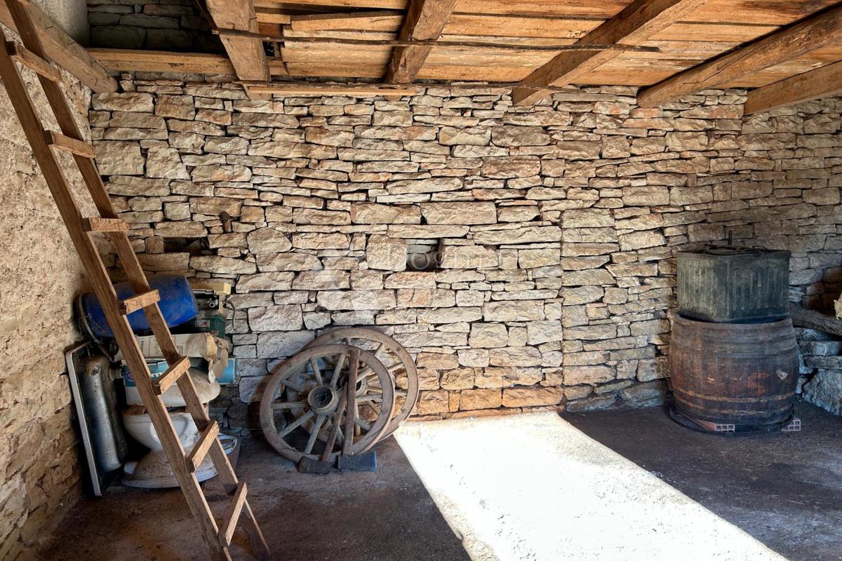 KANFANAR – kamnita hiša s čudovitim sončnim vrtom