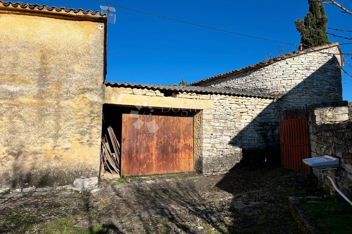 KANFANAR – kamnita hiša s čudovitim sončnim vrtom